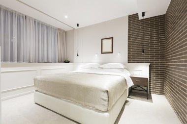 Akşam bir otel odasında iç