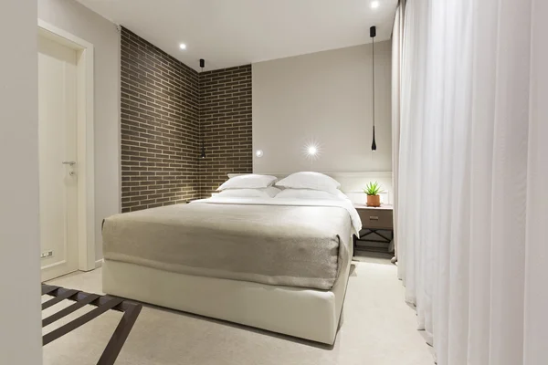 Interior moderno dormitorio por la noche — Foto de Stock