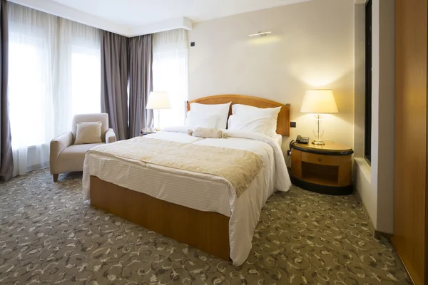 Classic style hotel bedroom interior — Stock Photo, Image