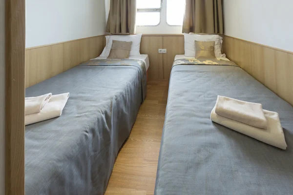 Interno di una camera da letto cabina su nave da crociera hotel — Foto Stock