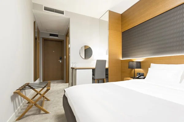 Luxe hotel kamer in de avond — Stockfoto