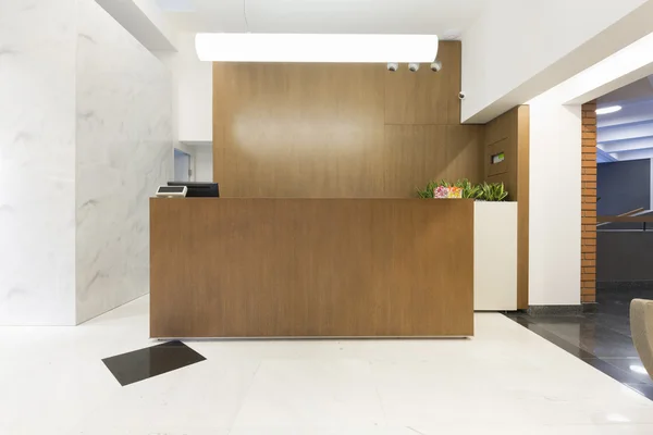 Zona reception con tavolo da ricevimento in legno — Foto Stock