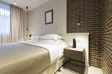 Sabahları bir otel odasının içinde.