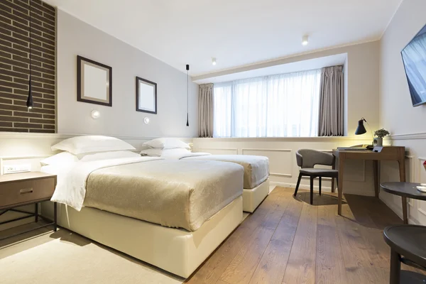 ダブルルーム ホテルの寝室のインテリア — ストック写真