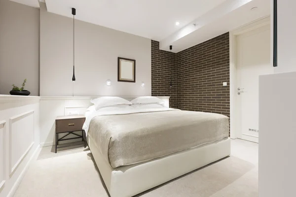 近代的なホテルのベッドルームのインテリア — ストック写真