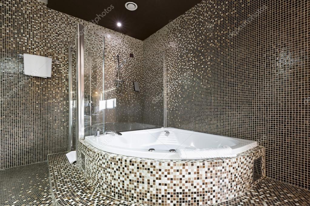 Bagno moderno con vasca idromassaggio — foto stock © rilueda #116929472 Bagno moderno con vasca