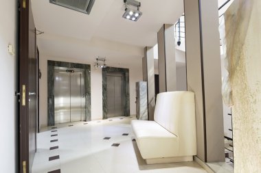 Otel lobisinde iki asansörler 