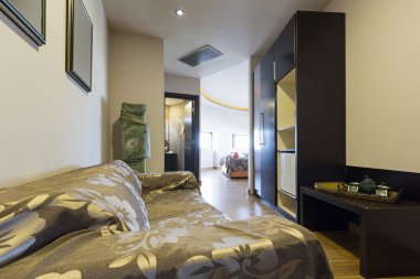 Bir otel dairesinin içinde.