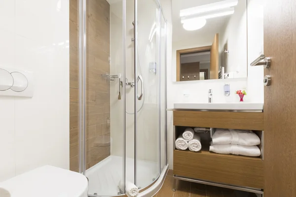 Badrum med duschkabin — Stockfoto