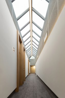 modern bir binada koridor