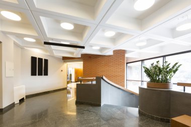 modern bir binada koridor