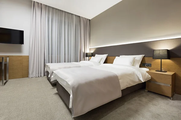 Lyx hotell sovrum på kvällen — Stockfoto