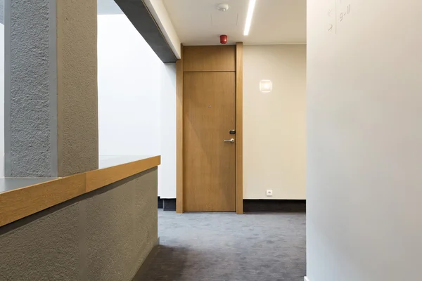 Corridoio in un edificio moderno — Foto Stock