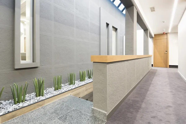 Modern bir binada koridor — Stok fotoğraf
