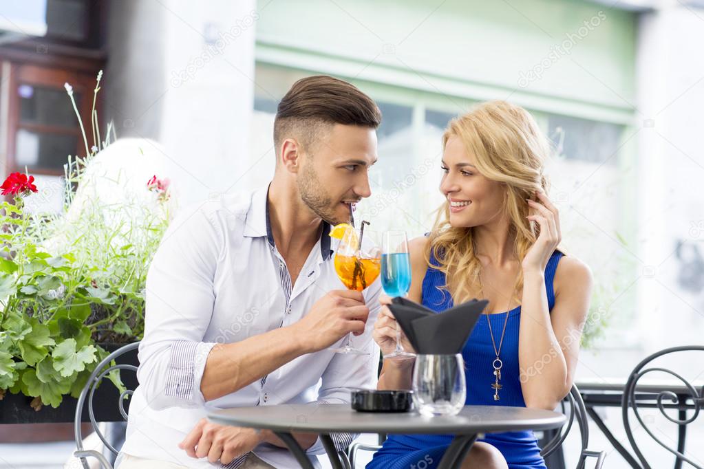 Beautiful couple at the bar drinking cocktails — Stock Photo © rilueda