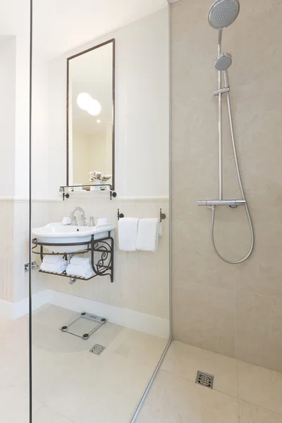 Modernt badrum med duschkabin — Stockfoto