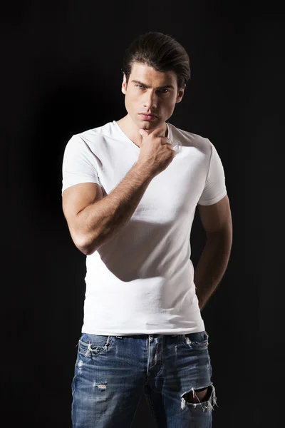 Bonito homem de t-shirt branca e jeans — Fotografia de Stock