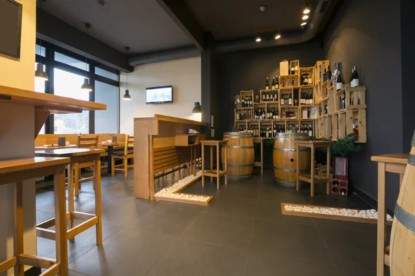 Interior de un moderno bar de vinos — Foto de Stock