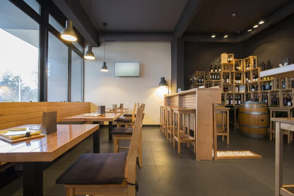 Interior de un moderno bar de vinos — Foto de Stock