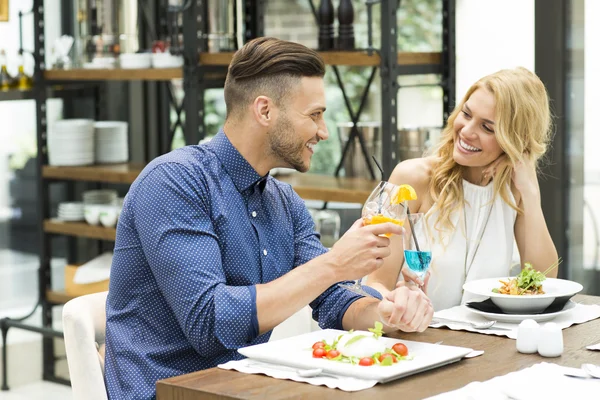 Belo casal em um encontro no restaurante — Fotografia de Stock