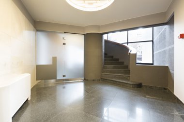 Otel koridor merdiven ile