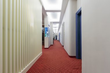 Modern otel koridorunda