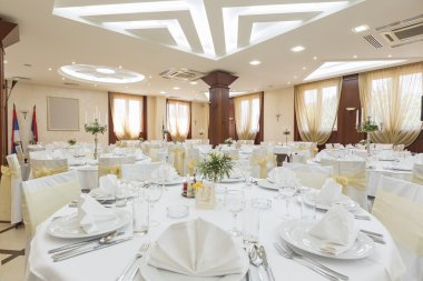 Düğün salonu veya diğer işlevi tesis şık bir akşam yemeği için ayarla