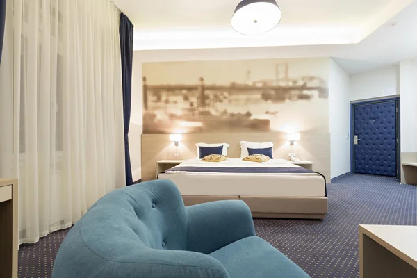 Tweepersoonsbed hotel kamer interieur — Stockfoto