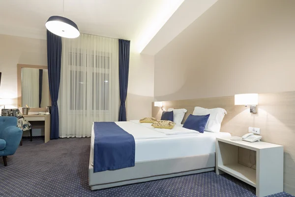 Hotel slaapkamer interieur in de avond — Stockfoto