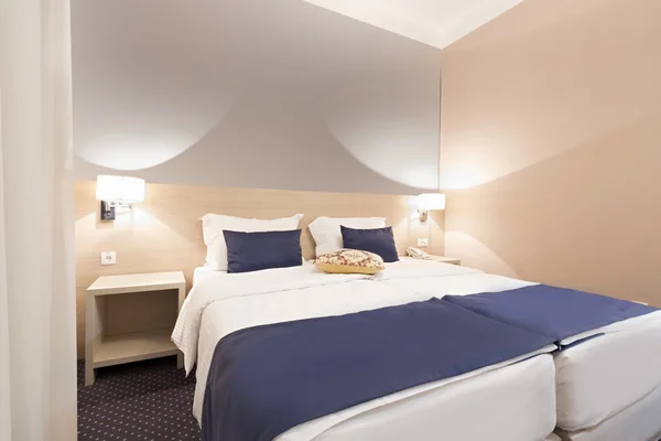 เตียงคู่ภายในห้องพักโรงแรม — ภาพถ่ายสต็อก