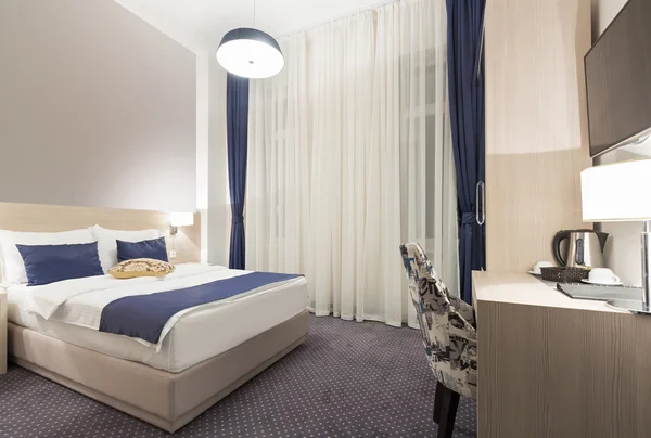 Tweepersoonsbed hotel kamer interieur — Stockfoto