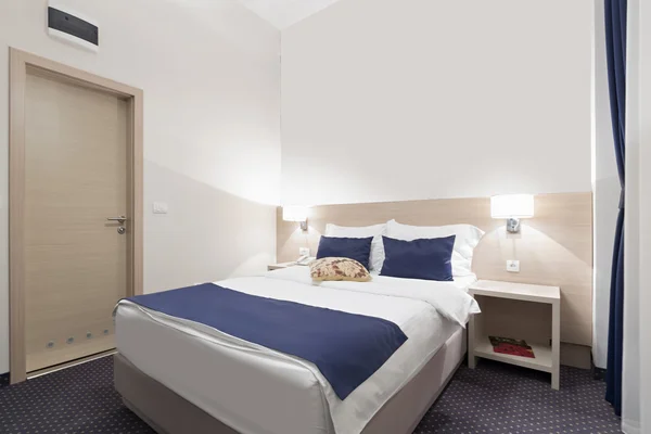Interiér hotelu pokoj manželská postel — Stock fotografie