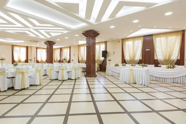 Sala per matrimoni o altro set di funzioni per pranzi e cene raffinati — Foto Stock