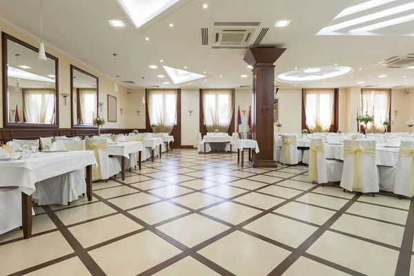 Sala per matrimoni o altro set di funzioni per pranzi e cene raffinati — Foto Stock