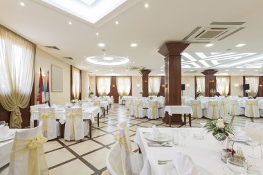 Düğün salonu veya diğer işlevi tesis şık bir akşam yemeği için ayarla