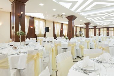 Düğün salonu veya diğer işlevi tesis şık bir akşam yemeği için ayarla