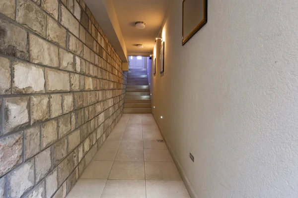 Corredor de pared de piedra en un hotel — Foto de Stock
