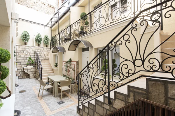 Schönes Heim Atrium und Treppe — Stockfoto