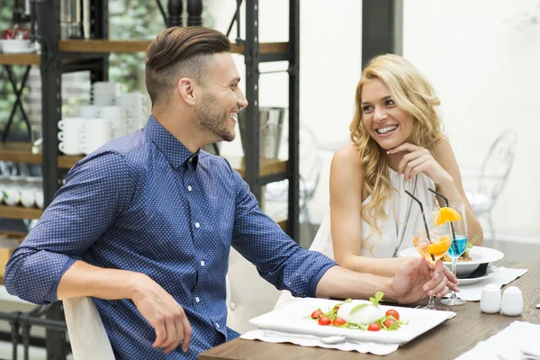 Hermosa pareja en una cita en el restaurante — Foto de Stock