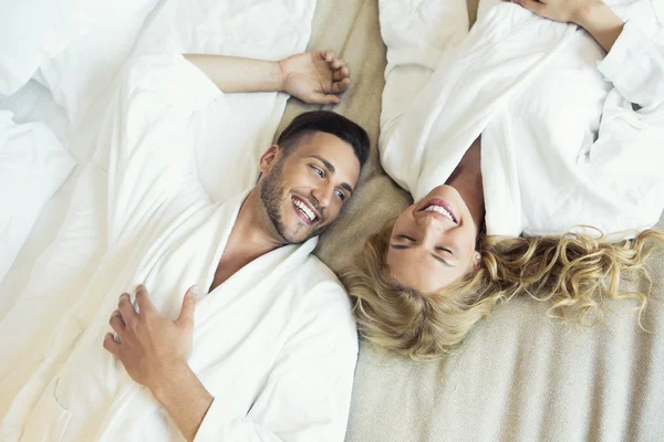 Schönes junges Paar im Bett — Stockfoto