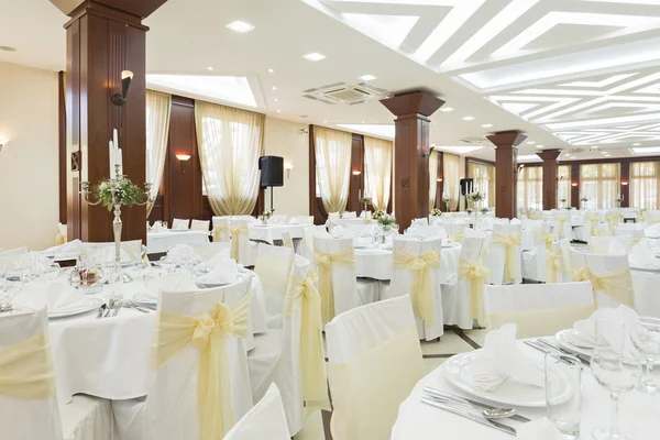 Salón de bodas u otro conjunto de instalaciones de función para cenar bien — Foto de Stock
