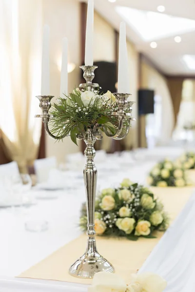 Decoración de mesa en salón de bodas —  Fotos de Stock