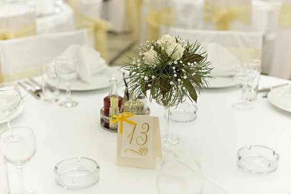 Decoración de mesa en salón de bodas —  Fotos de Stock