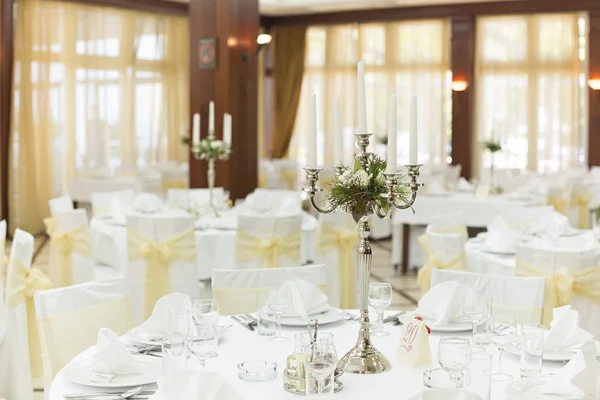 Sala per matrimoni o altro set di funzioni per pranzi e cene raffinati — Foto Stock