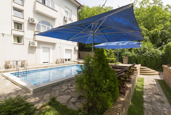 Modern villa with swimming pool — Stock Photo, Image