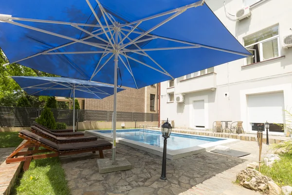 Moderna villa con piscina —  Fotos de Stock