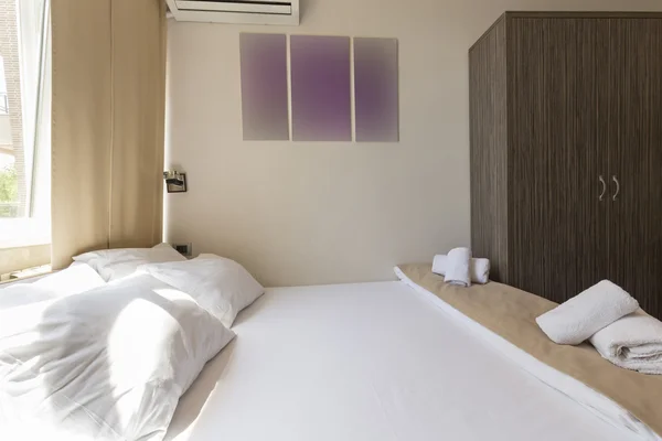 Interior of a luxury hotel bedroom — Stock Photo, Image