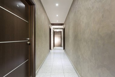 Modern otel koridorunda