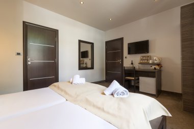 Lüks bir otel odasının içinde.