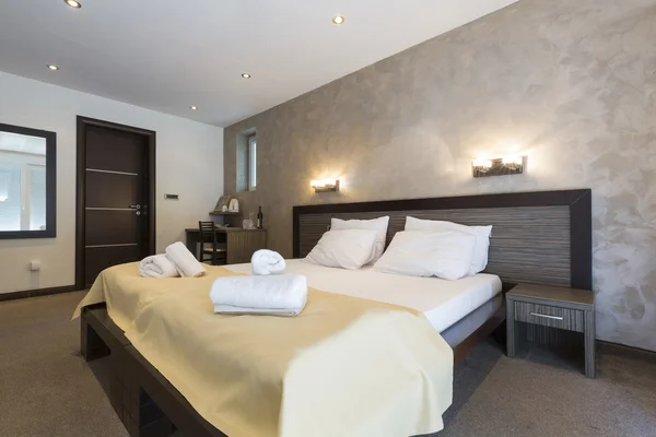 Interior de un lujoso dormitorio de hotel con cama doble —  Fotos de Stock
